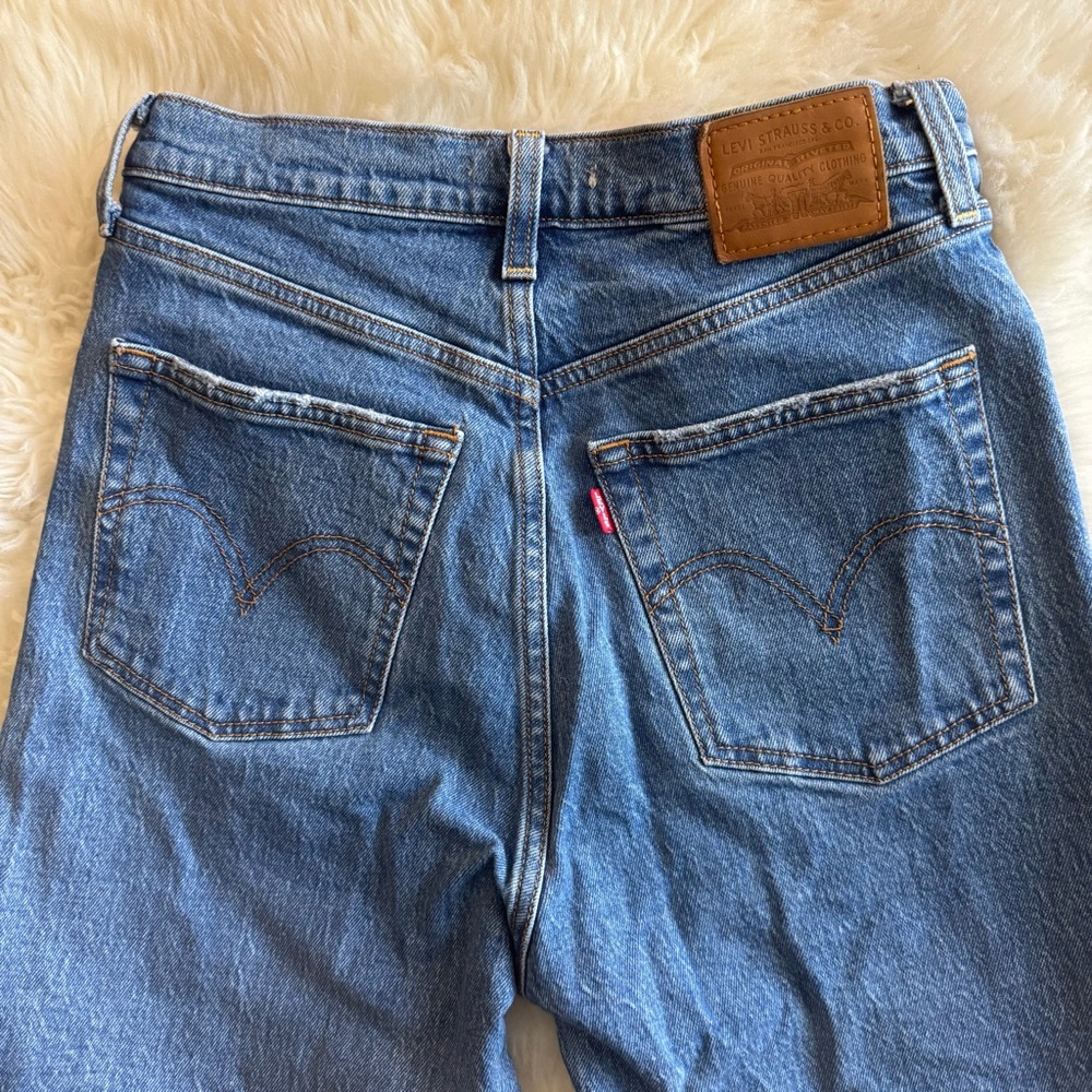 Levi’s Classic Ribcage Straight Denim Jeans - Picture 2 of 8